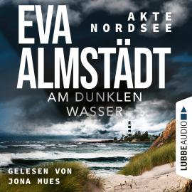Hörbuch Am dunklen Wasser - Akte Nordsee, Teil 1 (Gekürzt)  - Autor Eva Almstädt   - gelesen von Jona Mues