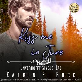 Hörbuch Kiss me in June: Unverhofft Single-Dad - Kleinstadtliebe in Pinewood Bay, Band 6 (ungekürzt)  - Autor Katrin Emilia Buck   - gelesen von Schauspielergruppe